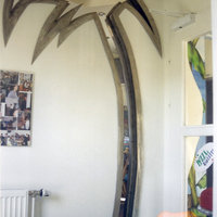Hoher Wandspiegel in Form einer Palme mit Metalleinrahmung