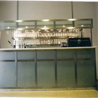 Kleine Bar aus Metall mit Glasregalen